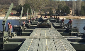 Mehmetçik nehirleri "SAMUR"la aşıyor