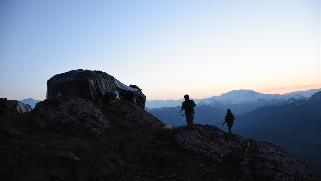 Üste görevli Mehmetçik, 24 saat esasıyla yürüttüğü terörle mücadele faaliyetleri kapsamında, Türkiye sınırlarına ulaşmak isteyen teröristlere geçit vermiyor.