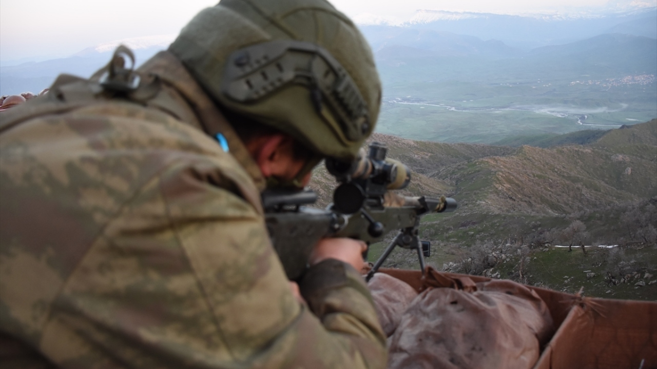 Mevzide teröristlere karşı mücadele eden askerlerden birisi, yanına düşen iki el bombasını teröristlere geri atarak çatışmanın seyrini değiştirdi. 