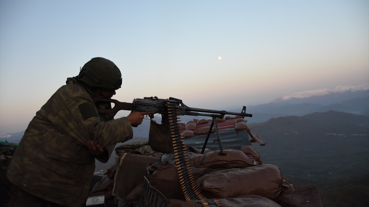 İki askerin şehit olduğu ve biri İçişleri Bakanlığının terörden arananlar listesinde gri kategoride olmak üzere 12 teröristin etkisiz hale getirildiği Temel Çakır Üs Bölgesi, basın mensuplarınca görüntülendi.