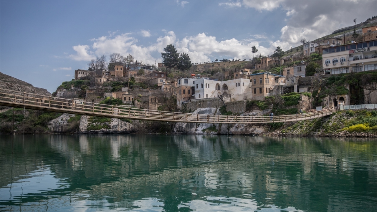 Turizm sezonunun açılmasıyla yoğunluğun arttığı, özellikle hafta sonları tekne ve otellerde yer bulmanın neredeyse imkansızlaştığı ilçede, belediyenin yürüttüğü çalışmalar özellikle yerli ve yabancı ziyaretçilerin beğenisini kazanıyor.