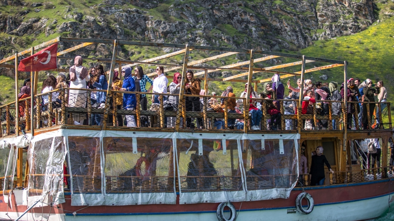 Turizmci İbrahim Karaman, mart ayıyla turizm sezonunun başladığını dile getirerek, artan ziyaretçi yoğunluğunun kendilerini memnun ettiğini anlattı.