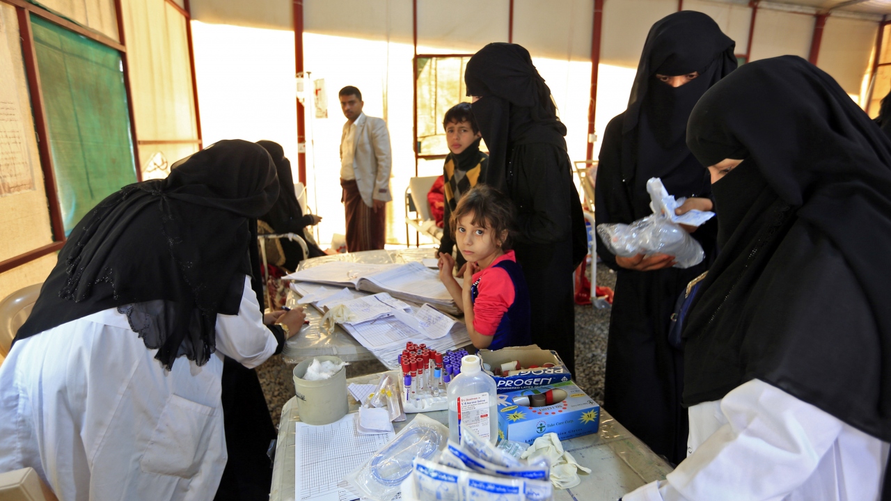 Dünya Sağlık Örgütüne göre ise, nisan 2017`den bu yana Yemen’i vuran kolera salgını 2 bin 500’ün üzerinde kişinin hayatını kaybetmesine neden olurken, şu ana kadar 1,2 milyon şüpheli kolera bildirimi yapıldı.