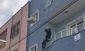 Canını hiçe sayıp apartmana monte edilen makarayla eşya taşıdı