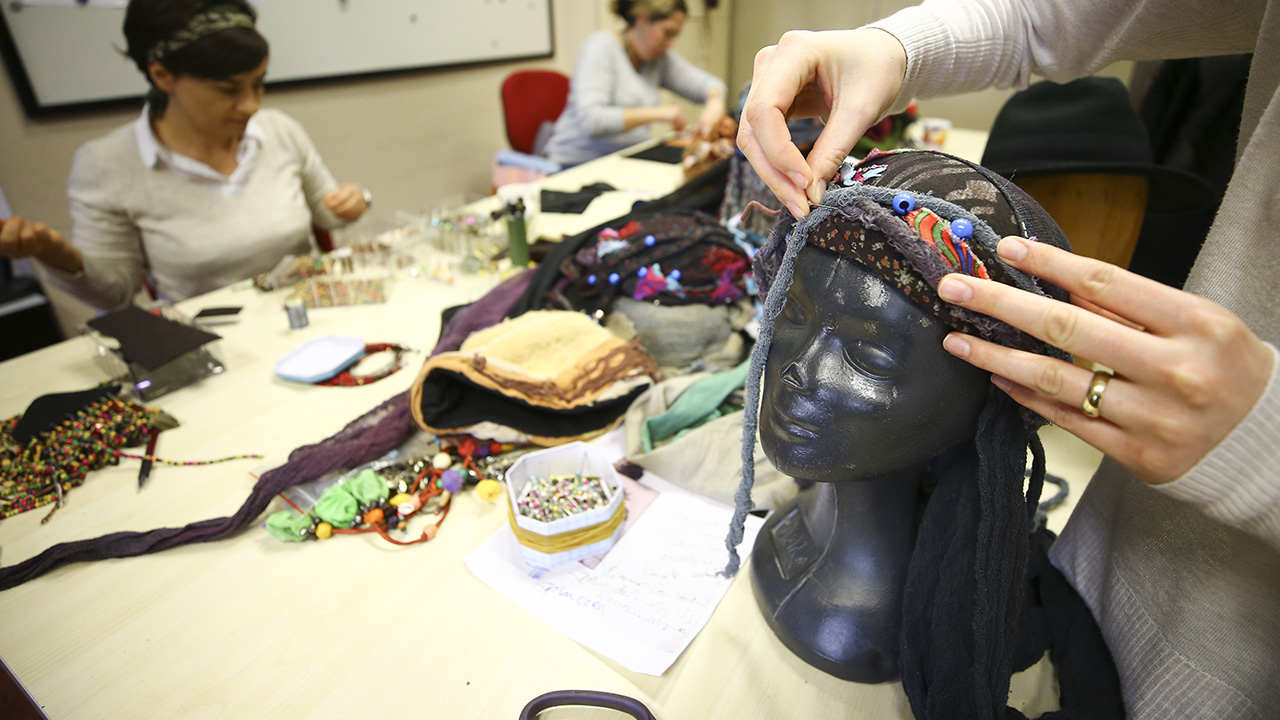 Devlet Tiyatroları Genel Müdürlüğünün 12 yerleşik sahnesinde sergilenen oyunların tüm kostümleri, aksesuarları ve dekorları Ankara Macunköy`deki tiyatro kampüsü içinde yer alan Sanat Teknik Müdürlüğünde hazırlanıyor.