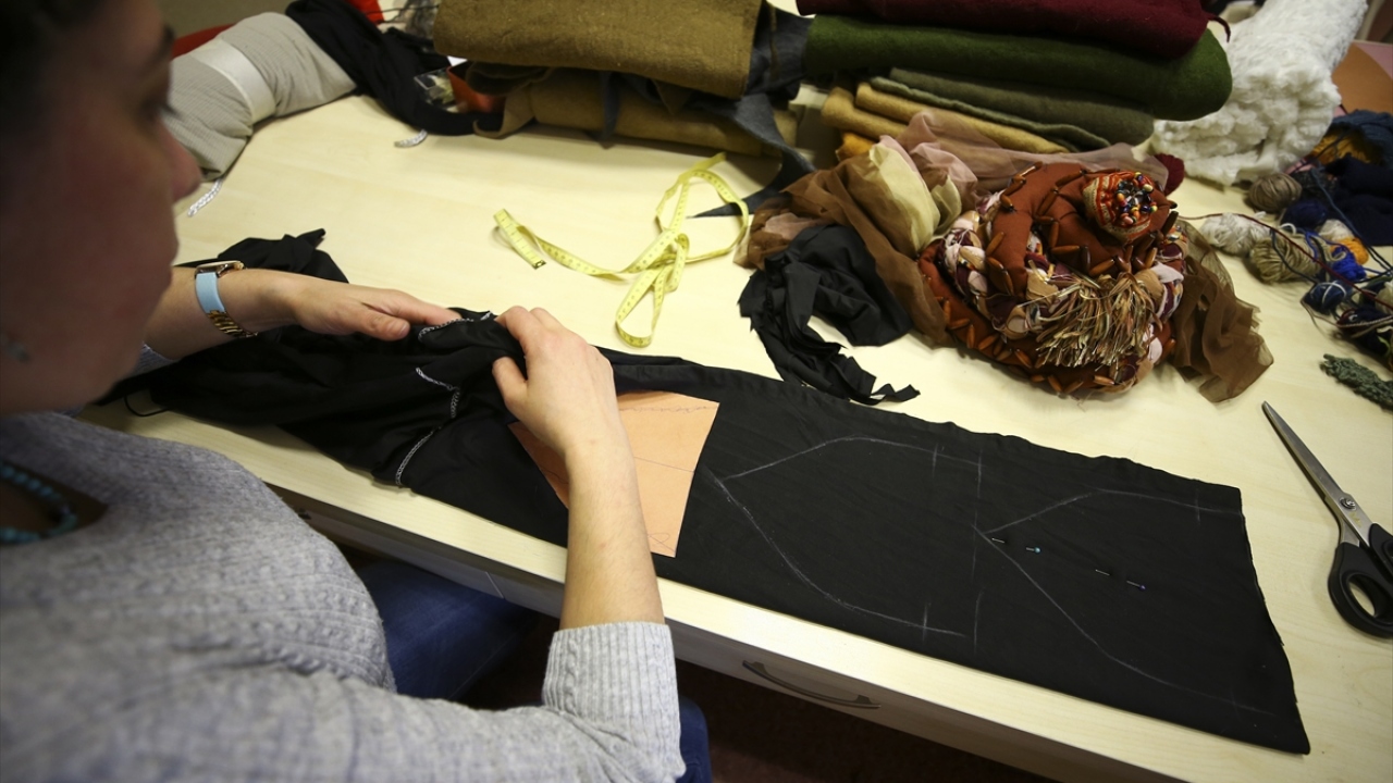 Kadın ve erkek terzi, şapka ve çiçek, demir, mekanik, marangoz, kundura, peruka ile elektronik atölyelerinin bulunduğu 25 bin metrekarelik alanda hummalı çalışma yürüten 250 emektar, sezondaki tüm oyunların, kostüm, dekor, aksesuar ihtiyacını karşılıyor.