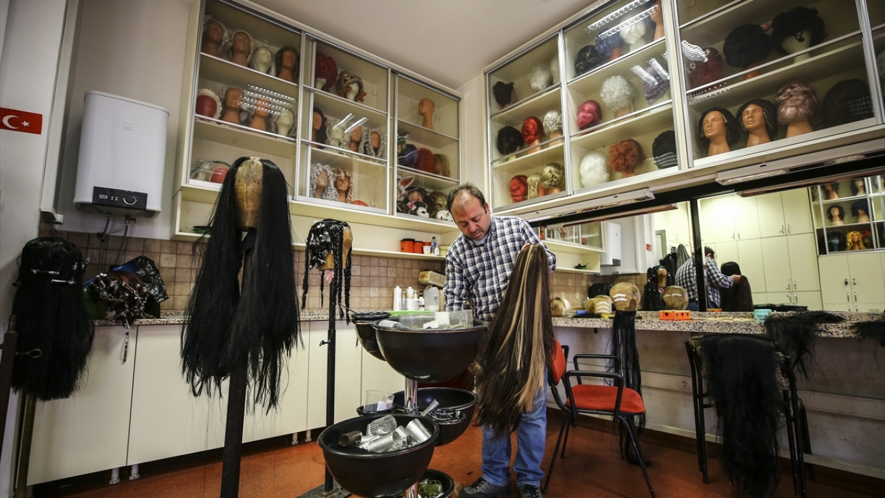 Oyunun sesçisinden ışıkçısına, suflözünden makyözüne tüm ekip, izleyicileri farklı bir dünyaya götürmek ve sanatçıların en iyi performansa ulaşmalarını sağlamak için çalışıyor.