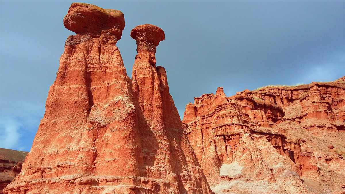 Toplam 62 kilometre uzunluğunda üç vadiden oluşan "Kırmızı Periler Diyarı" doğaseverler ve fotoğraf meraklılarının bölgedeki uğrak yerlerinden biri oldu.