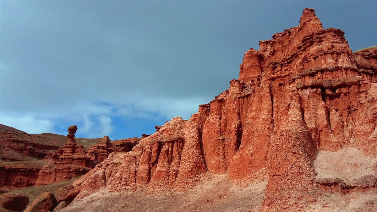 Narman ilçesinde yer alan ve milyonlarca yılda şekillenen peri bacalarının bulunduğu alan, açık hava müzesini andırıyor. 