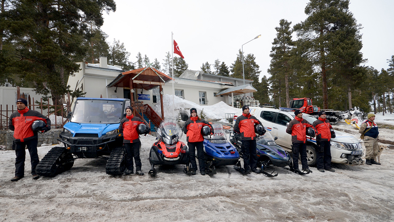 Türkiye`nin önemli kayak merkezleri arasında yer alan, kristal karın yanı sıra sarıçam ormanları arasındaki muhteşem kayak pistleriyle öne çıkan Cıbıltepe, kayak sezonunun sonuna yaklaşılmasına rağmen halen birçok yerli ve yabancı turisti ağırlıyor.