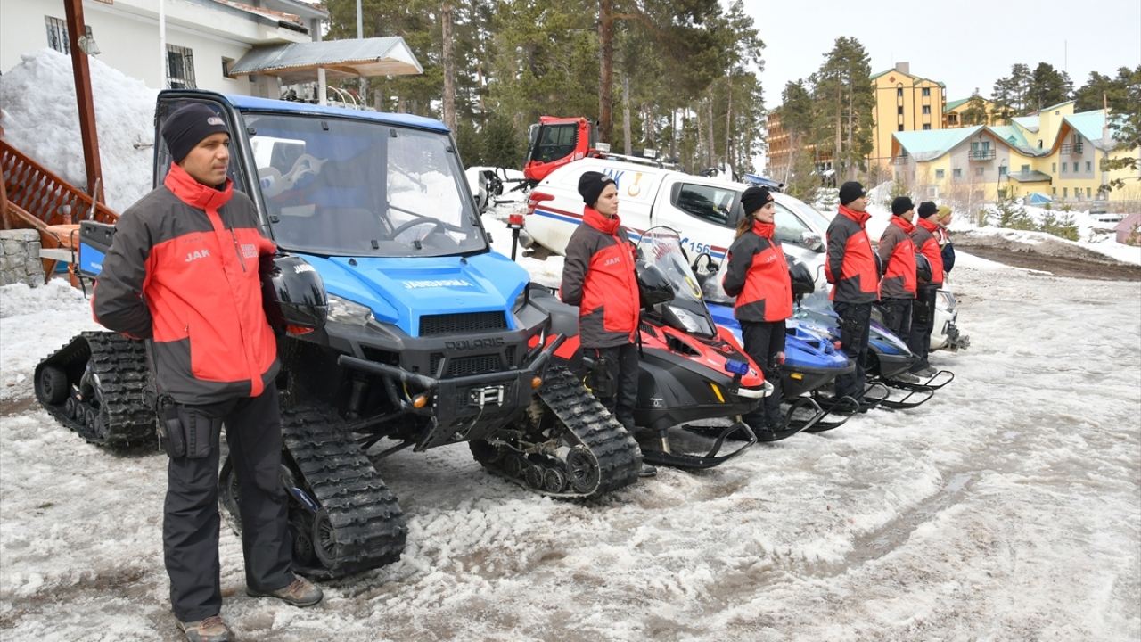 Cıbıltepe`ye gelen turistlerden bazıları zaman zaman pistlerden çıkıp kaybolurken, bazıları da telesiyejlerde mahsur kalıyor. 