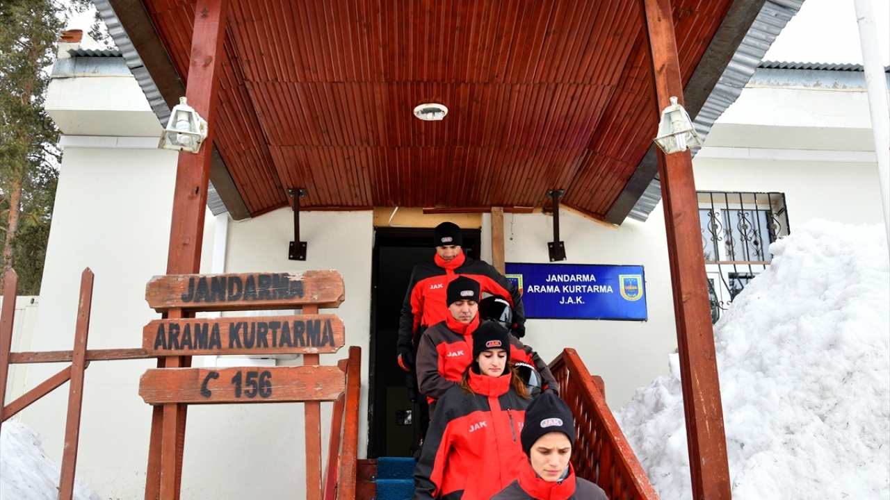 Bu sezon da önceki yıllardaki gibi kayak merkezinde olaylara anında müdahale eden tim, kaybolan, mahsur kalan ve yaralananları, sağlık kontrolünden geçirilmeleri ya da tedavi altına alınmaları amacıyla hastanelere ulaştırdı.