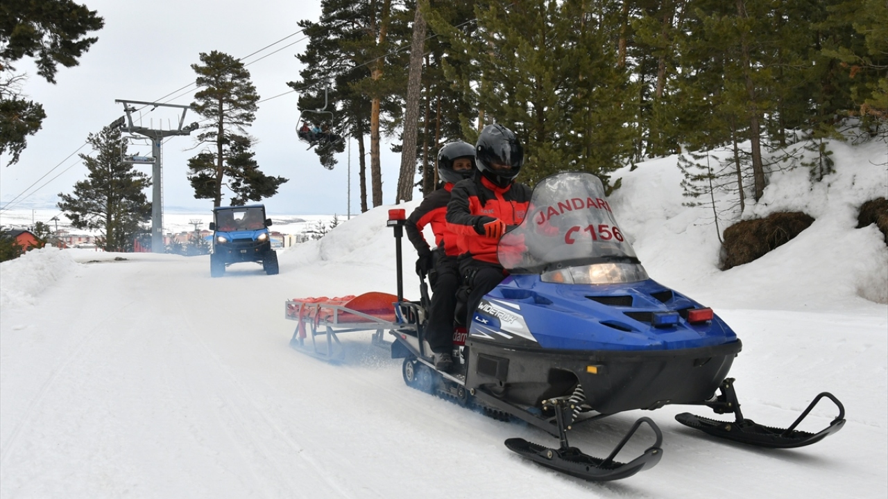 JAK timleri, bu tür olaylara karşı duyarlılıklarını en üst düzeyde tutmak için sık sık tatbikat da düzenliyor. Timler, bu çerçevede Cıbıltepe`de yaptığı tatbikatta, senaryo gereği, kayak sırasında ayağı burkulan kişiye hızlı şekilde ulaştı.