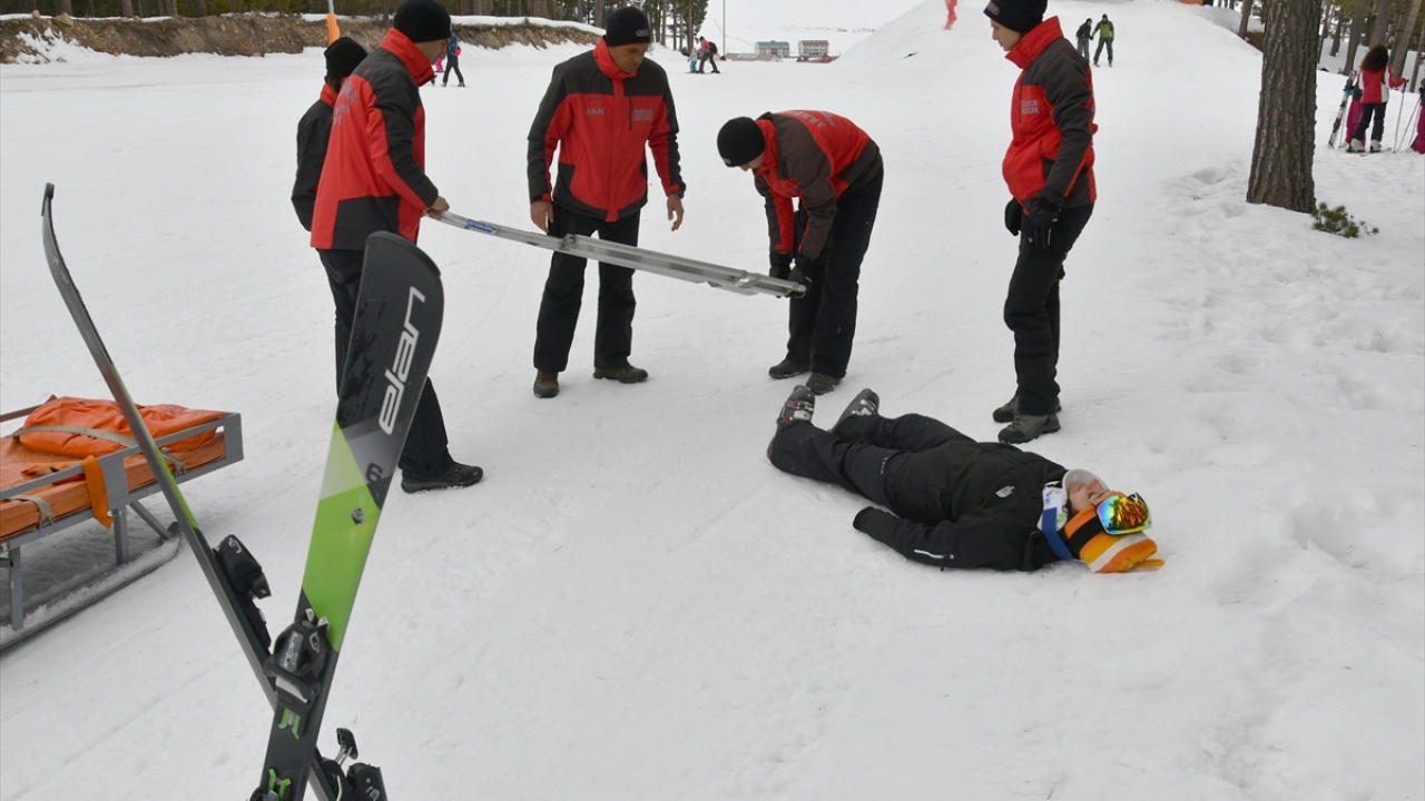 İhbar üzerine olay yerine giderek öncelikle güvenlik önlemi alan tim, daha sonra ilk müdahalesini yaptığı kayakseveri, sedye yardımıyla pistten alıp hastaneye sevk etti.