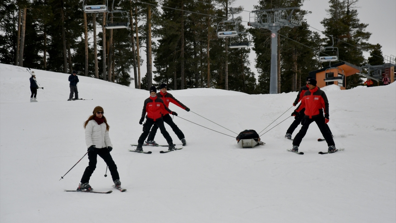 Ankara Nesibe Aydın Okulları Alp Disiplini Kayak Ekibi sorumlularından Gülşen Çamlı da JAK timlerinin Sarıkamış için önemli olduğunu vurguladı.