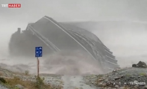Yeni Zelanda'da sel bir otoyol köprüsünü koparıp sürükledi