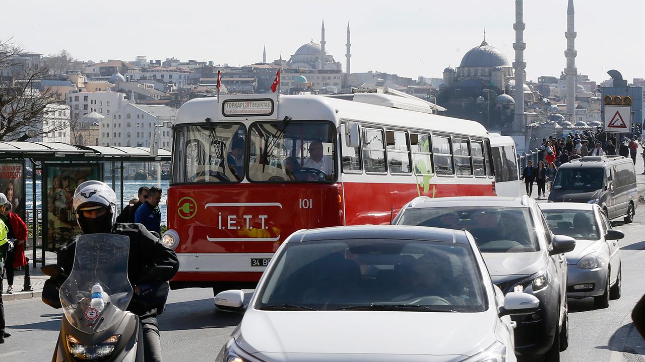 Elektrikli araca dönüştürülerek yeniden İstanbul yollarında hizmet vermeye başlayan "Tosun", yolculara nostaljik müziklerle keyifli bir İstanbul turu yaptırıyor. Tosun, 28T Topkapı-Beşiktaş hattında günde 5 kere hizmet veriyor.