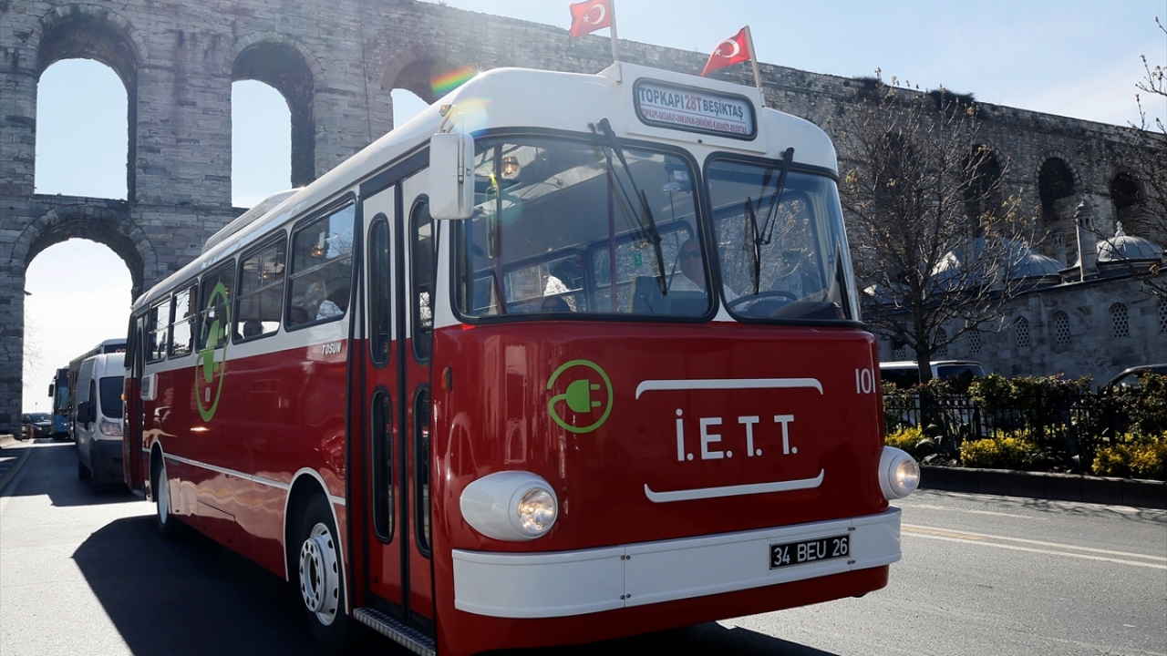 Tosun`u İstanbul sokaklarında gören vatandaşlar ise büyük bir şaşkınlık yaşıyor. Kimi yolcular güzergahı olmamasına rağmen araca binerek eski günleri yad ediyor. Bazı vatandaşlar da sokaktan geçen Tosun`un fotoğrafını çekiyor. 