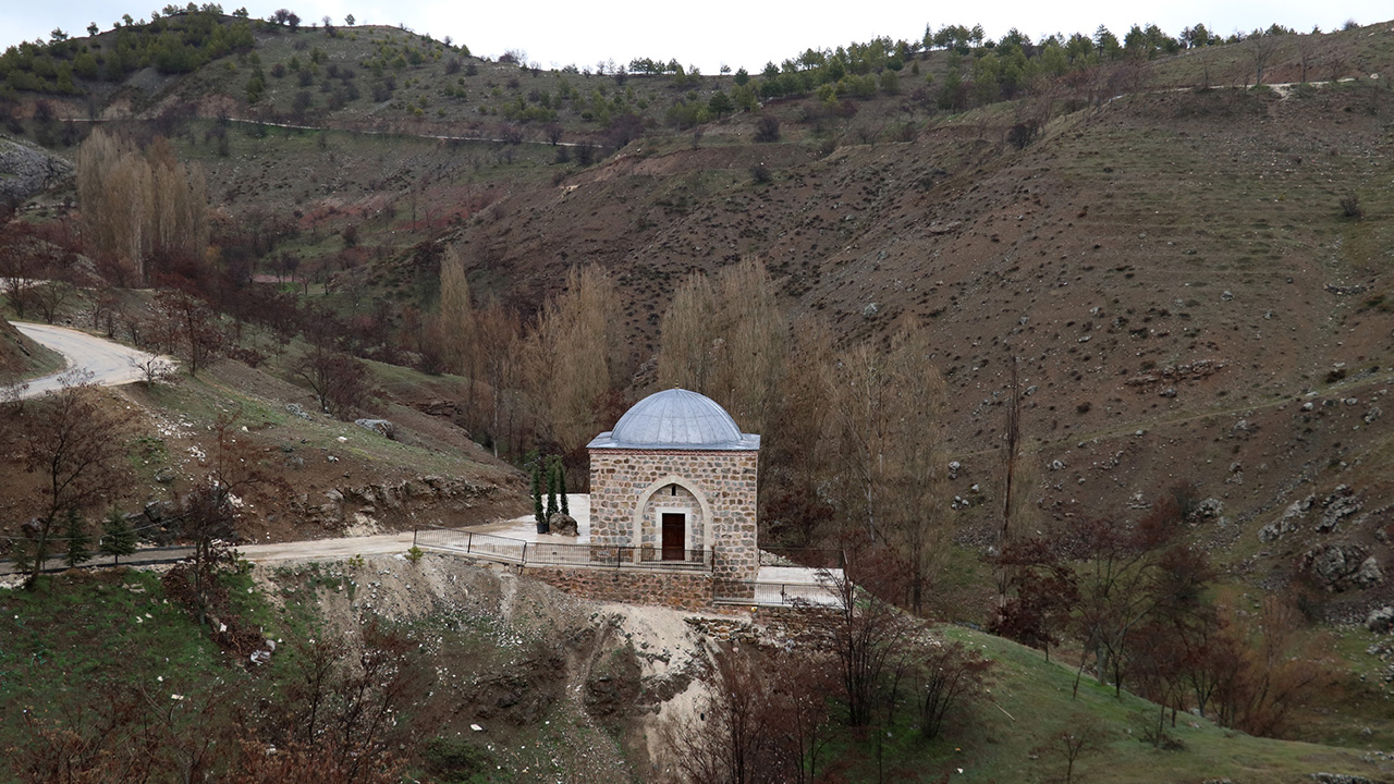 Elazığ Belediyesi Koruma Uygulama ve Denetim Bürosu (KUDEB) tarafından tamamlanan restorasyon çalışmasıyla ayağa kaldırılan 450 yıllık tarihe sahip Dabakhane Mescidi yeniden ibadete açıldı. 