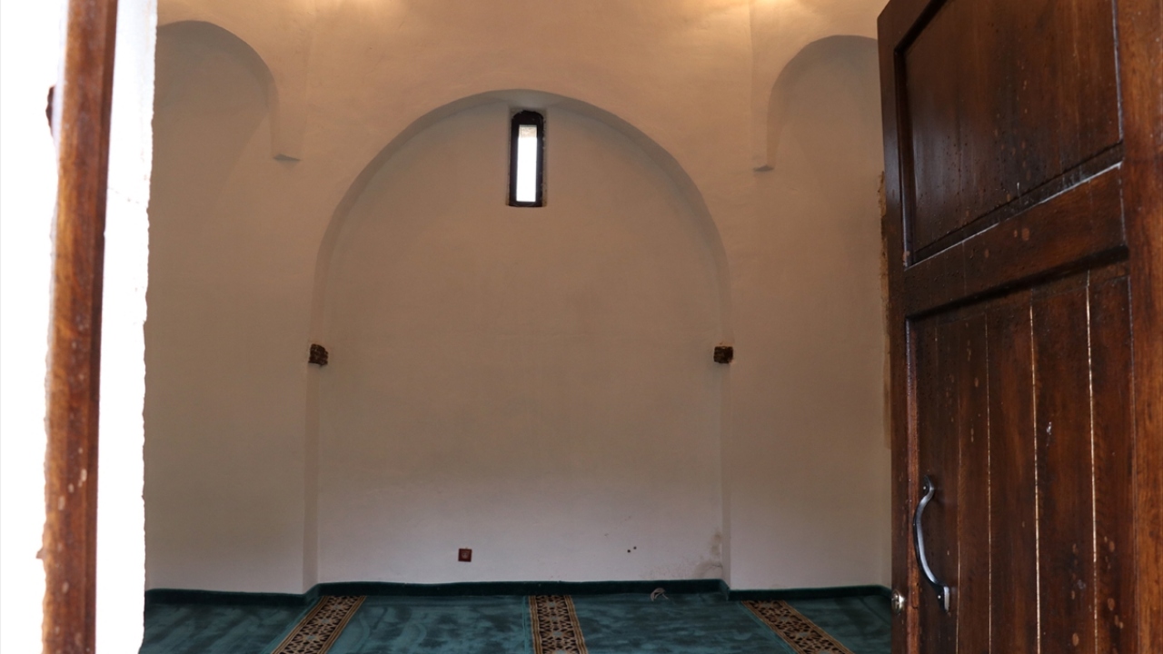 İbadete açılmasının ardından mescitte ilk namazı, Elazığ Belediye Başkanı Mücahit Yanılmaz kıldırdı.