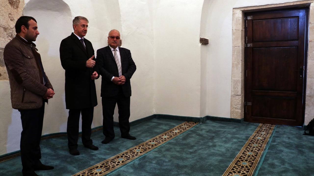 Mescidin, tarihi İpek Yolu güzergahında bulunması nedeniyle asırlar önce buradan geçen yolcuların ibadet etmelerine imkan sağladığı belirtiliyor.