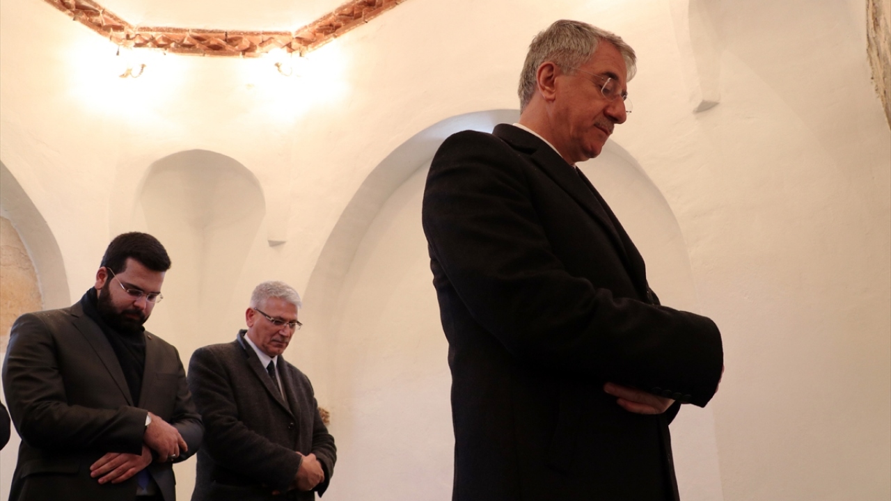 Türkay Şoray ve Fikret Hakan`ın başrolde oynadığı 1972 yapımı "Cemo" filminin birkaç sahnesinde görülen mescidin o dönemde de tahrip olduğu fark ediliyor.