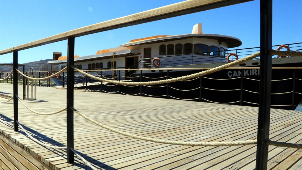 Ziyaret edilebilen ancak resmi açılışının gelecek günlerde yapılması planlanan kütüphanede vatandaşlar, geminin dümen ve güverte bölümlerinde kitap okuma fırsatı buluyor.