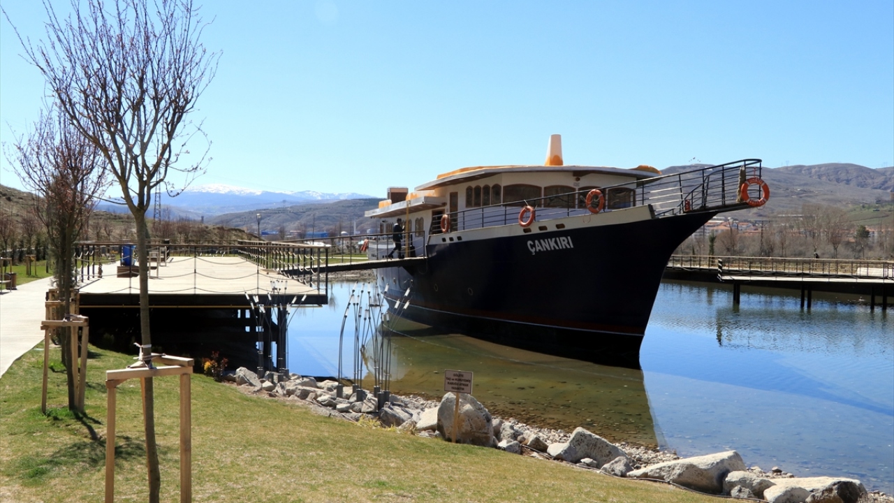 Son olarak kentteki vatandaşların kitap okuma alışkanlıklarının artırılması amacıyla Recep Tayyip Erdoğan Parkı`nda oluşturulan gölette gemi inşa edildi.