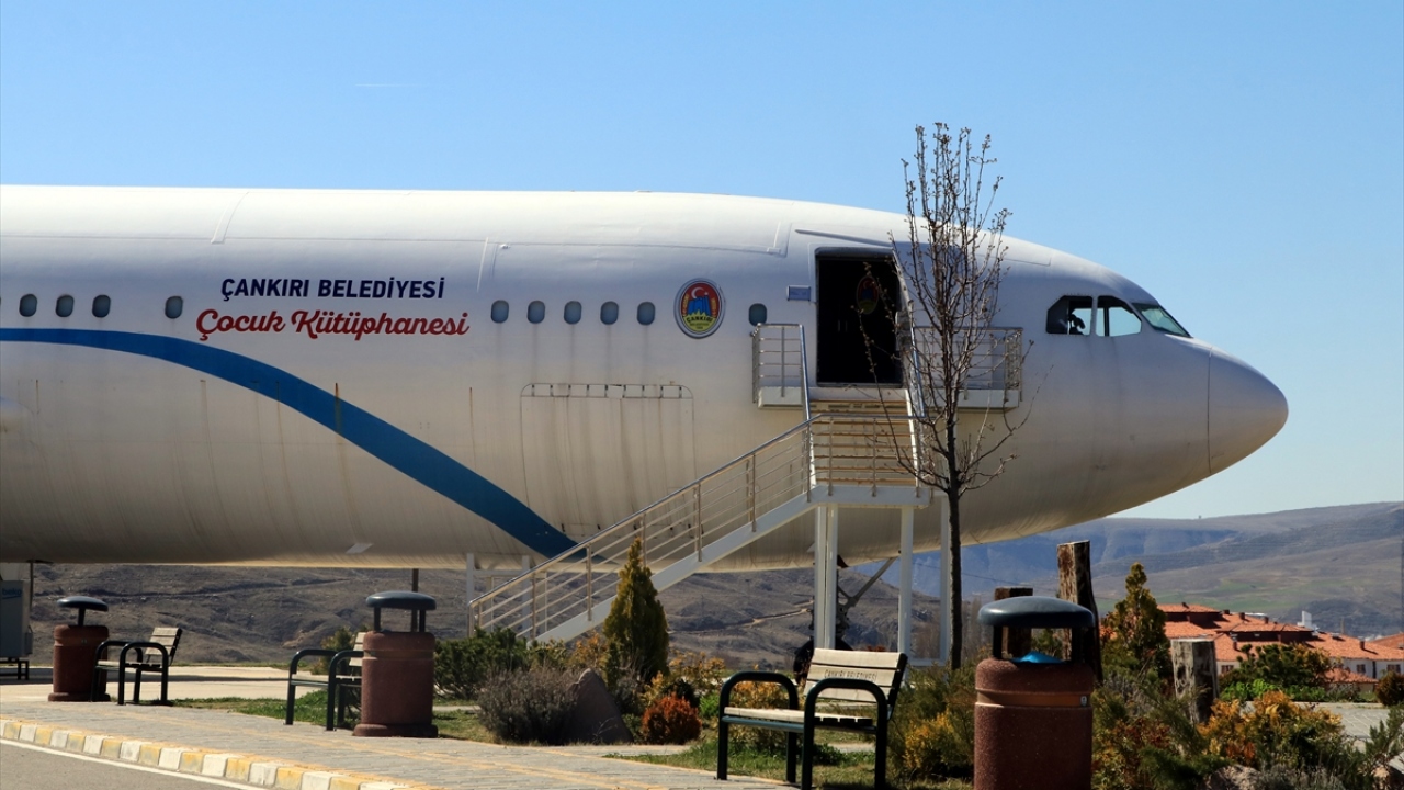 Daha sonra, ömrünü tamamlamış bir Airbus A 300 tipi uçağı satın alarak İstanbul`dan parçalar halinde 5 tırla kente getiren belediye, bunu da kütüphaneye dönüştürdü.