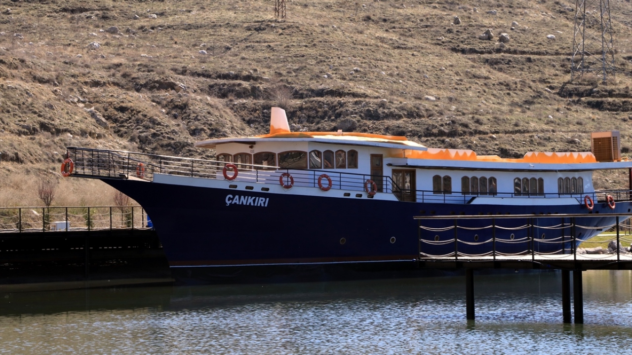 Üst katı "millet kıraathanesi" projesi kapsamında kafeterya olarak ayrılan 41 metrelik geminin alt tarafı da okuma salonu şeklinde düzenlendi.
