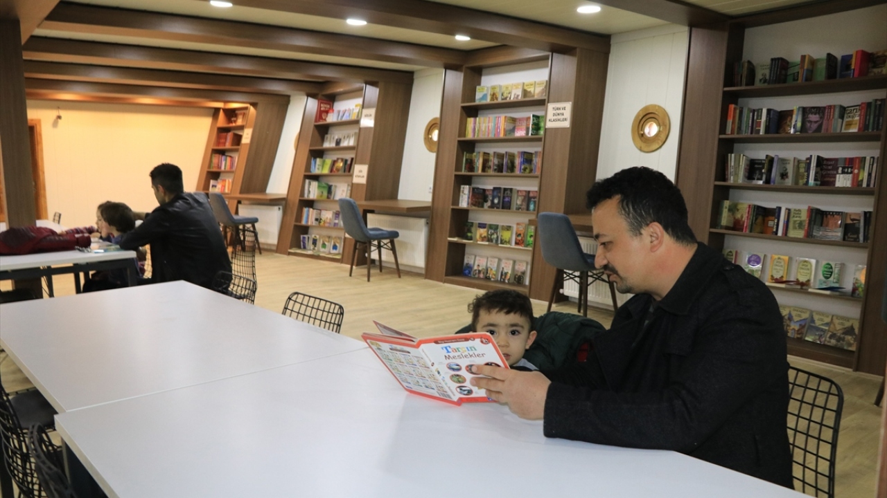 Çocuğuyla gemi kütüphaneye gelen Mustafa Erkoç da kitabın sadece halk kütüphanelerinde okunmaması gerektiğini belirtti.