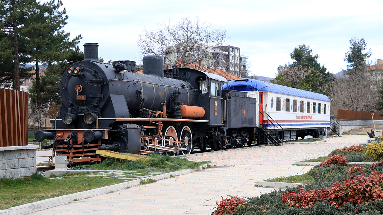 Belediye tarafından hazırlanan "Temalı Kütüphaneler Projesi" kapsamında, ilk olarak TCDD tarafından hurdaya ayrılan bir lokomotif ile iki vagon kiralanarak, kütüphaneye uygun şekilde tasarlandı.