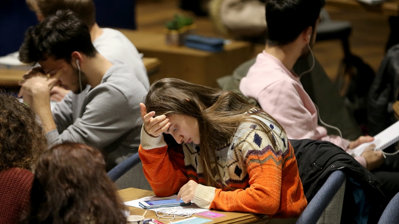 Türkmen, aylık ortalama 100 bin kişinin Nevmekan Sahil`den istifade ettiğine dikkati çekerek, gelen ziyaretçiler için çocuk oyun alanının da mevcut olduğunu dile getirdi.