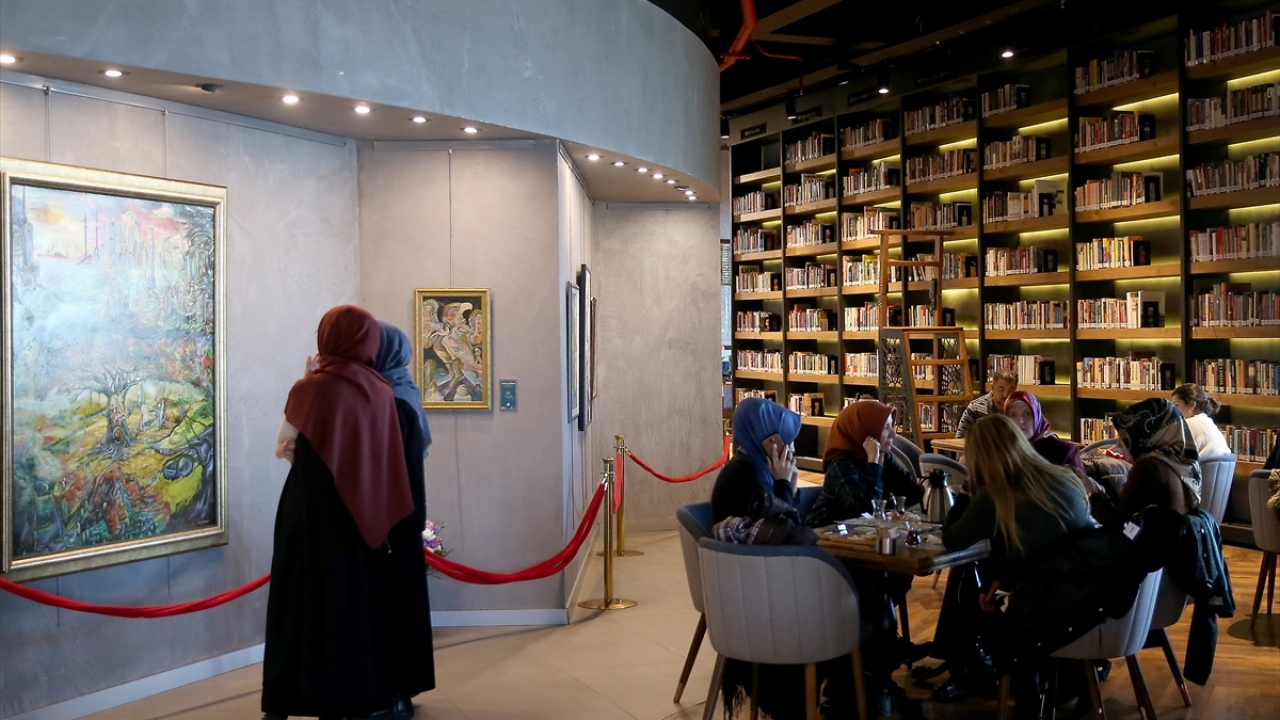 Kitaplı kahve konseptiyle millet kıraathanesi olarak hizmet veren Nevmekan Sahil`in daha çok araştırma kitaplarının yer aldığı üst katında, serbest alan, yeme-içme ve restoran hizmetleri veriliyor.