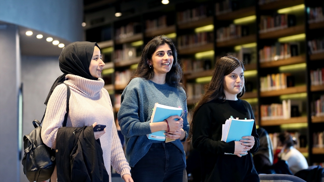 Gece yarısından sonra kütüphane kısmında, ders çalışan öğrencilere ücretsiz ikram yapılan alt katta ise daha çok Türk ve dünya edebiyatı örnekleri yer alıyor.