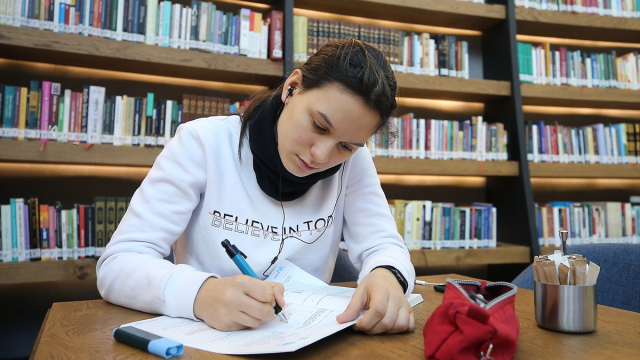 Misafirlerin kitap okuyup, inceleme yapabileceği ve bu arada kahvesini de yudumlayabileceği Nevmekan`ın raflarında, hepsi bağışlarla toplanan yaklaşık 5 bin kitap bulunuyor.