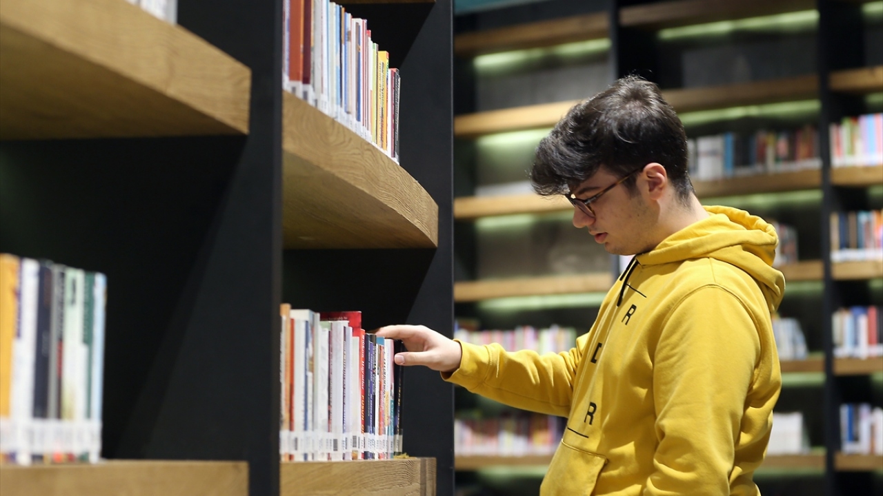 Nevmekan, bahçesiyle, asma katıyla, sanat galerisiyle bin 200 metrekare alanda saat 08.00`den gece yarısına kadar hizmet verirken, Nevmekan Sahne kısmında ise kültür sohbetleri ve mini konser etkinlikleri düzenleniyor.