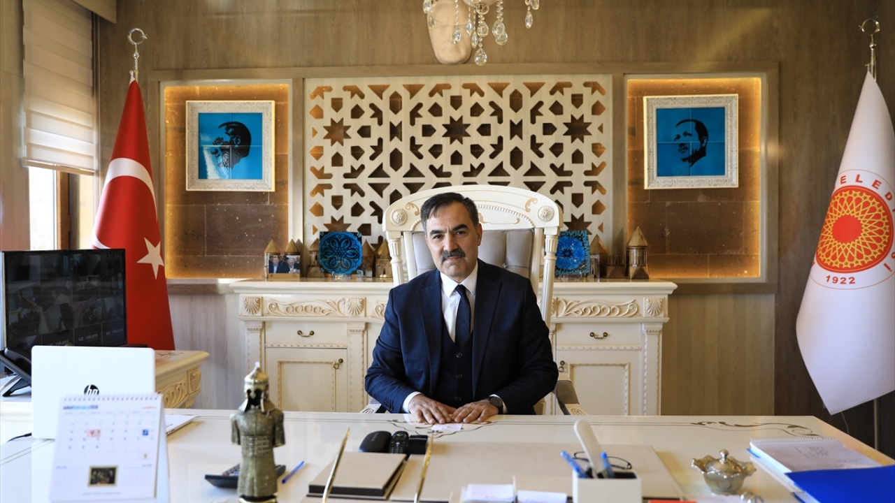 Ahlat Belediye Başkanı Abdulalim Mümtaz Çoban, yaptığı açıklamada, ilçenin tarihte Anadolu`nun en stratejik yerlerinden biri olduğunu söyledi.