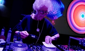 Polonya'da yaşayan 80 yaşındaki DJ Wika kulüpte müzik yapıyor