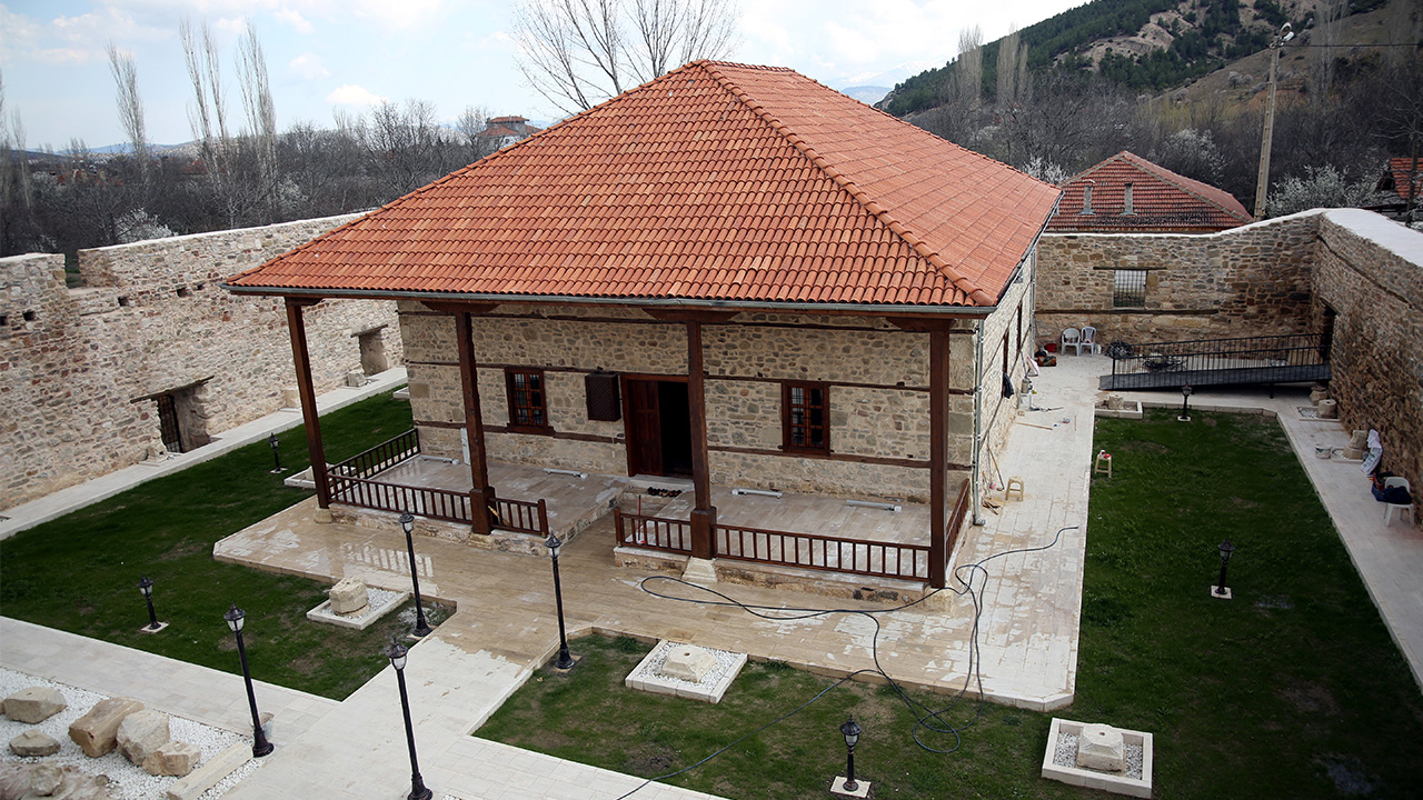 Eşsiz tac kapısı ve mihrabıyla dikkati çeken cami, bu hafta cuma namazıyla yeniden ibadete açılacak