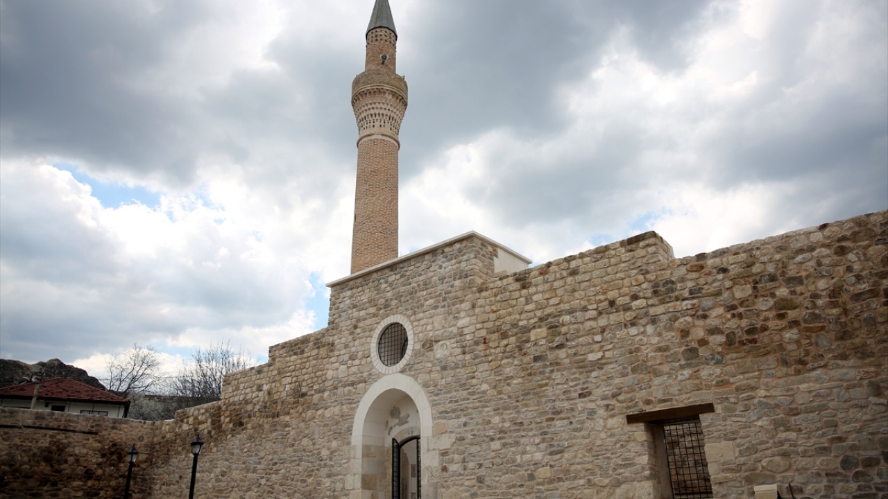 Kitabesinde, minaresinin Osmanlı Padişahlarından 1. Ahmed`in sadrazamı Murad Paşa`nın yaptırdığı belirtilen cami, ibadete ve ziyarete açılarak Antalya`nın en önemli eserleri arasındaki yerini alacak.