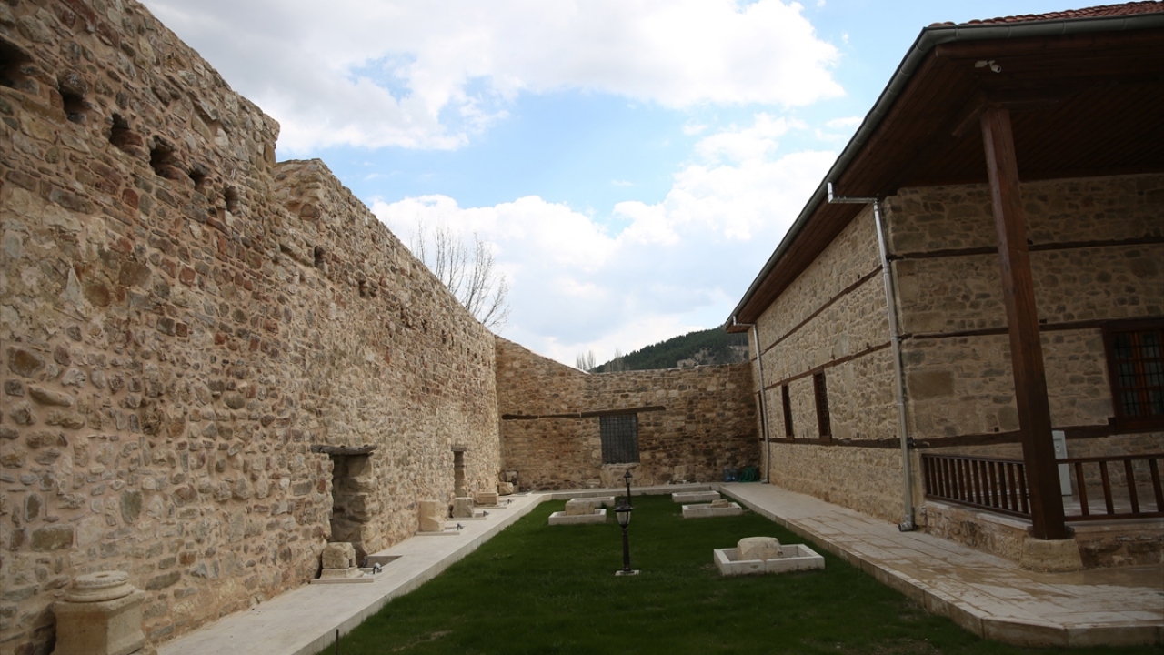 Restorasyonun koordinasyonunu yapan Antalya Vakıflar Bölge Müdürü Hüseyin Coşar, caminin tam olarak ne zaman yapıldığının bilinmediğini ancak Karamanoğlu Alaaddin Bey`in yaptırdığını, bunun da yaklaşık 700 yıl öncesine tarihlendiğini söyledi. 