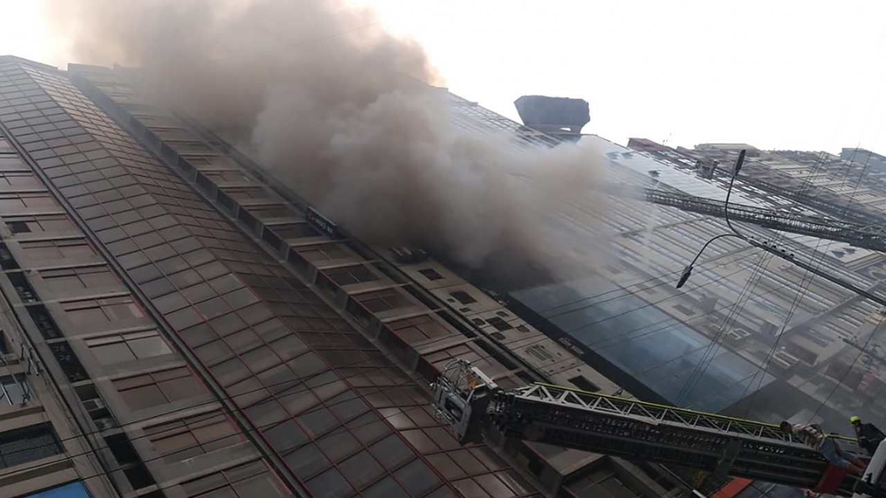 Yerel basın da binada mahsur kalan 6 kişinin aşağı atladığını, üst katlarda pencerelerde insanların yardım çığlıkları attığını duyurdu.