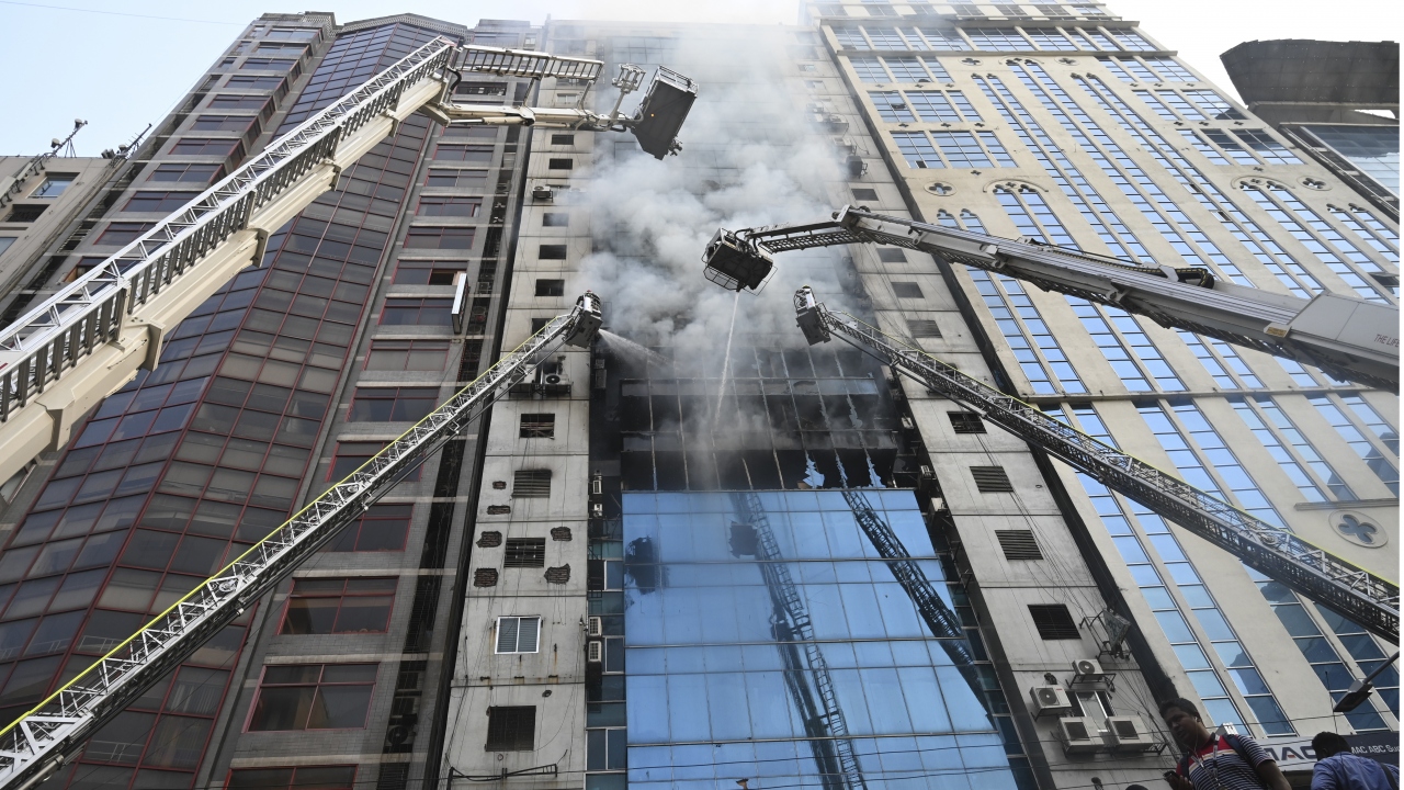 Haberde, yanan binanın çatısına çıkanların hava kuvvetlerine ait helikopterlerle kurtarıldığı belirtildi.