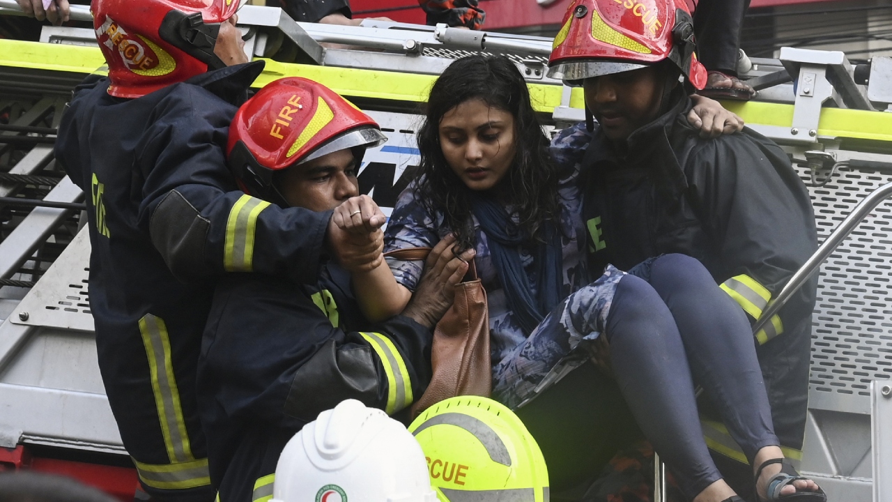 Dakka Metropolitan Polisi yetkililerinden Mostak Ahmed, Banani semtinde ofislerin bulunduğu 21 katlı "FR Tower" adlı binada çıkan yangında hayatını kaybedenlerin sayısının 25`e yükseldiğini belirtti.
