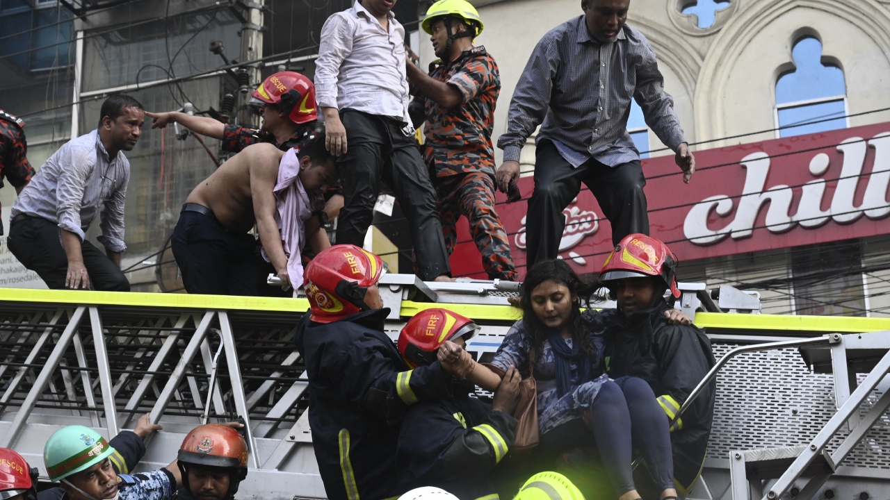 Yangın nedeniyle haber alınamayan kimse olmadığını aktaran Ahmed, "Yine de olay yerinde incelemelere devam ediyoruz." dedi.