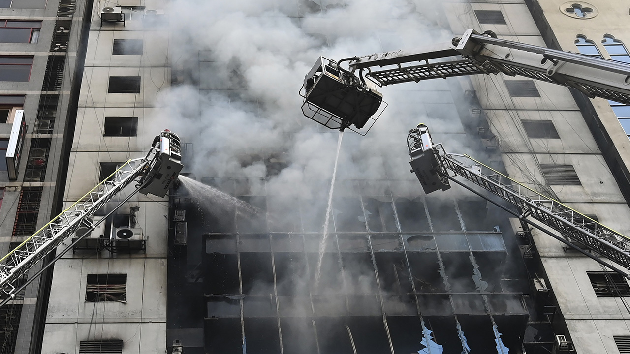 BBC`nin haberine göre, Banani semtinde ofislerin bulunduğu 19 katlı "FR Tower" adlı binada çıkan yangında en az 25 kişi hayatını kaybetti, 70`den fazla kişi yaralandı.