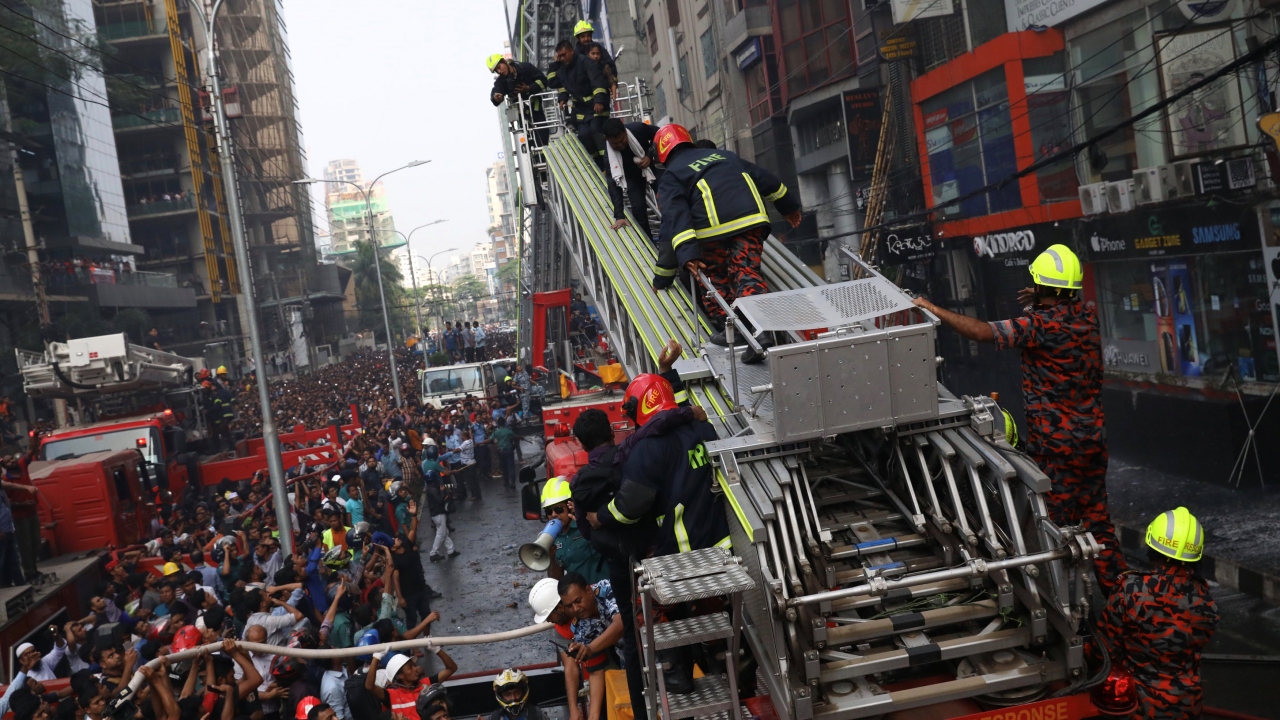 İtfaiye sorumlusu Forhadul Alam, cenazelerin ailelere teslim edilmeye başlandığını ifade etti.