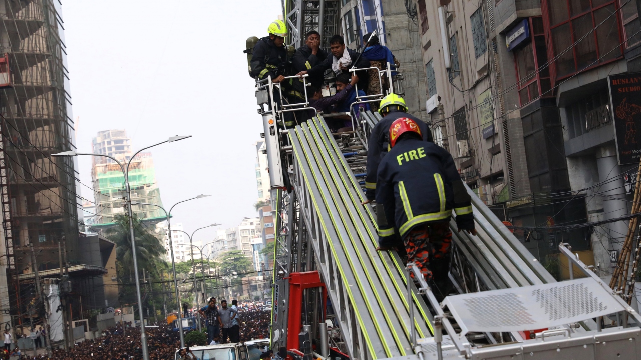 Yangına 19 söndürme birimi müdahale etmiş, çalışmalara donanma ve hava kuvvetleri de destek vermişti.