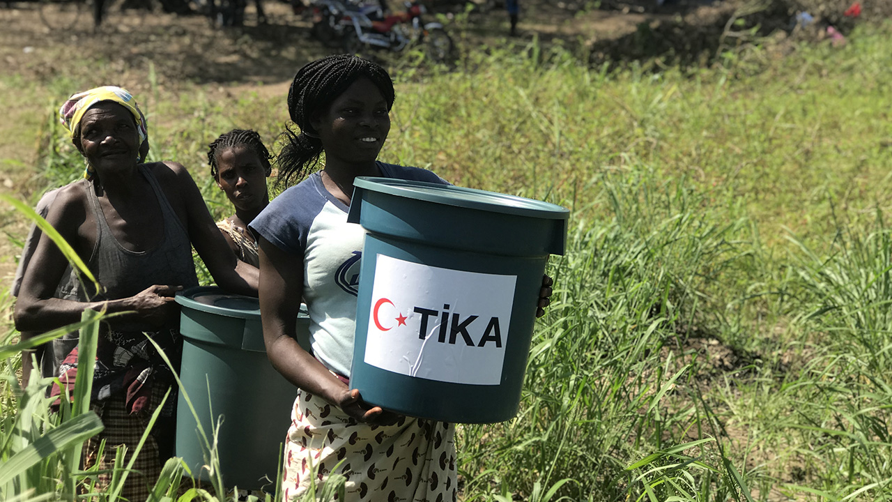 Mozambik`i mart ayının ortalarında vuran Idai Kasırgası ve aşırı yağışların yol açtığı sel felaketinin ardından Türk yardım kuruluşlarının bölgede yaşayanlara yardımları sürüyor.